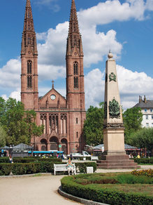 聖ボニファティウス教会は、ヴィースバーデンの中心街のルイーゼン広場にあります