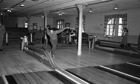 Das Foto zeigt die Bowling Bahn in der Lindsey Air Station 1950 aus der Sa