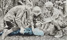 Schwarz-weiss-Kunstwerk - Soldaten geben Mann auf dem Boden liegend Wasser