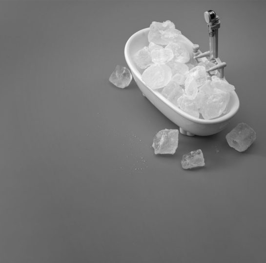 Badewanne mit Eis gefüllt