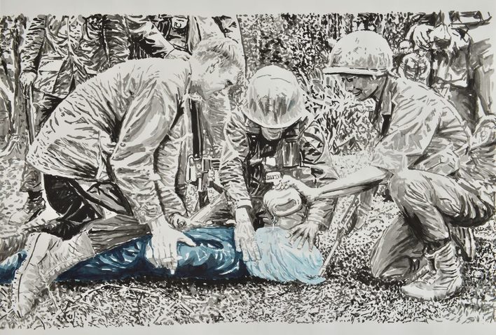 Schwarz-weiss-Kunstwerk - Soldaten geben Mann auf dem Boden liegend Wasser