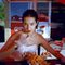 Fotografie: Frau im weißen Kleid wird mit Pommes gefüttert
