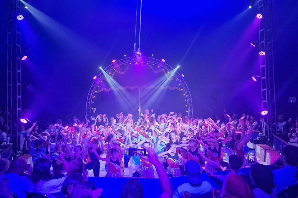 Abschlussshow Erfahrungsfeld Artistik mit allen teilnehmenden Kindern in der Manege