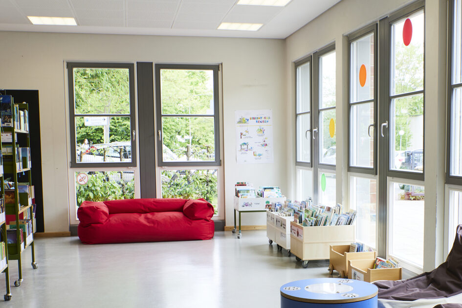 Ein Raum in der Stadtteilbibliothek Klarenthal mit Sitzgelegenheiten und Bücherregalen.