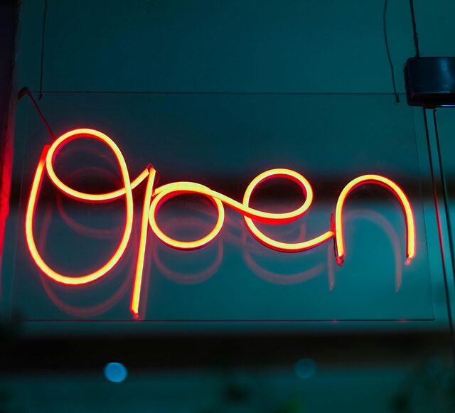 Снимка с надпис Open