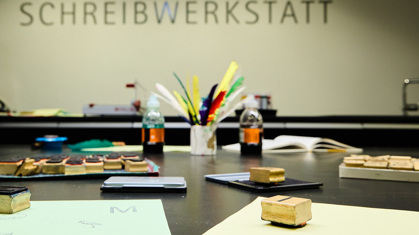 Bastelmaterial auf einem Tisch.