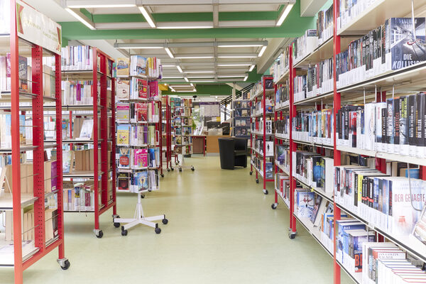 Vista delle file di scaffali della biblioteca distrettuale di Biebrich.