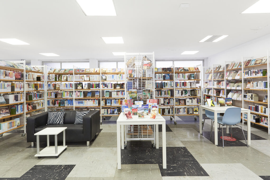 Scaffali e posti a sedere nella biblioteca del quartiere Kastel.