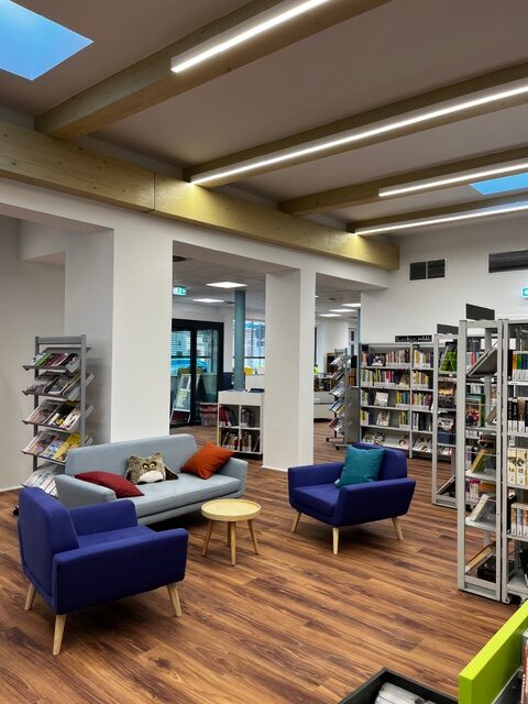 Bücherregale und Sitzgelegenheiten in der Stadtteilbibliothek Kastel.