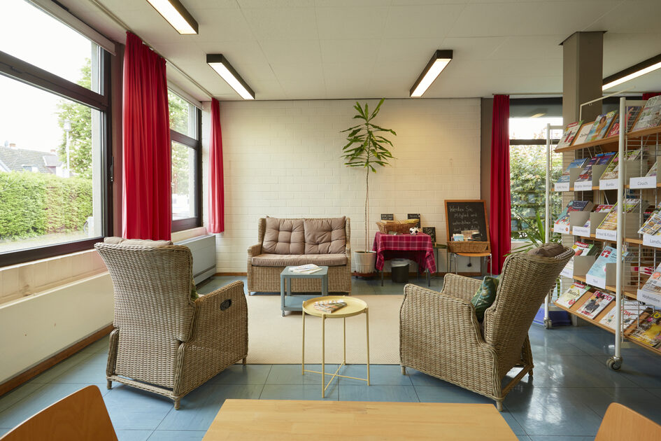 Un'area per sedersi accanto agli scaffali della biblioteca di quartiere.
