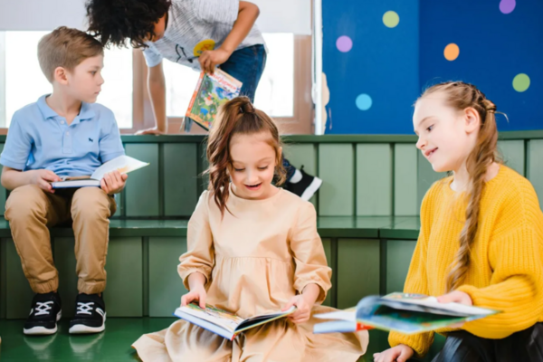 lesende Kinder