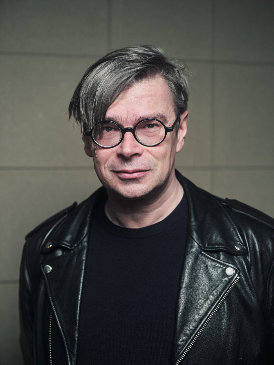 Mann mit Brille und schwarzer Lederjacke