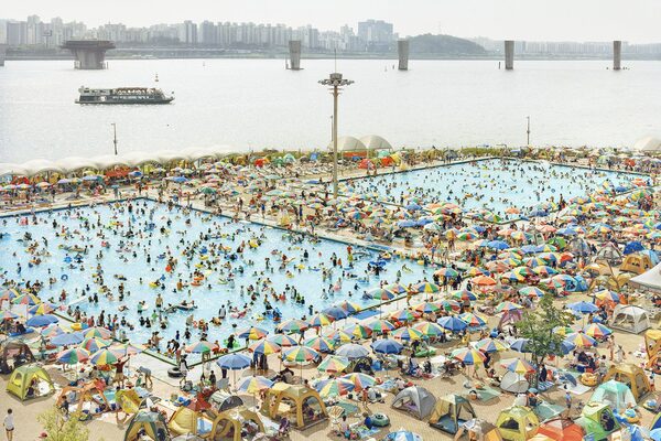 Piscina sovraffollata in riva al fiume