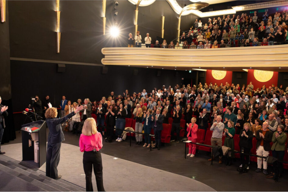 Blick in das jubelnde Publikum in der CaligariFilmbühne.