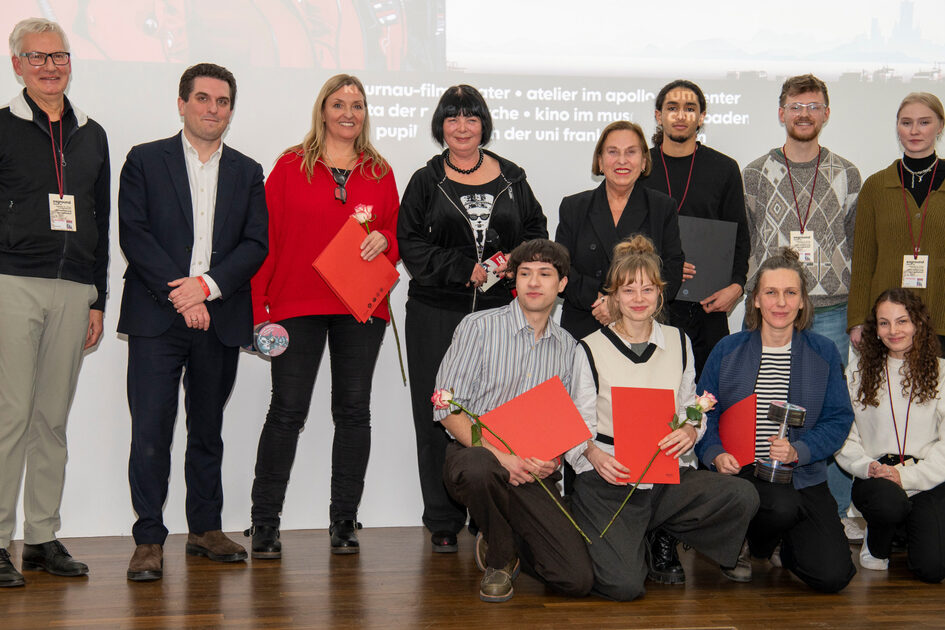 Die Gewinner des exground Filmfestivals stehen auf der Bühne