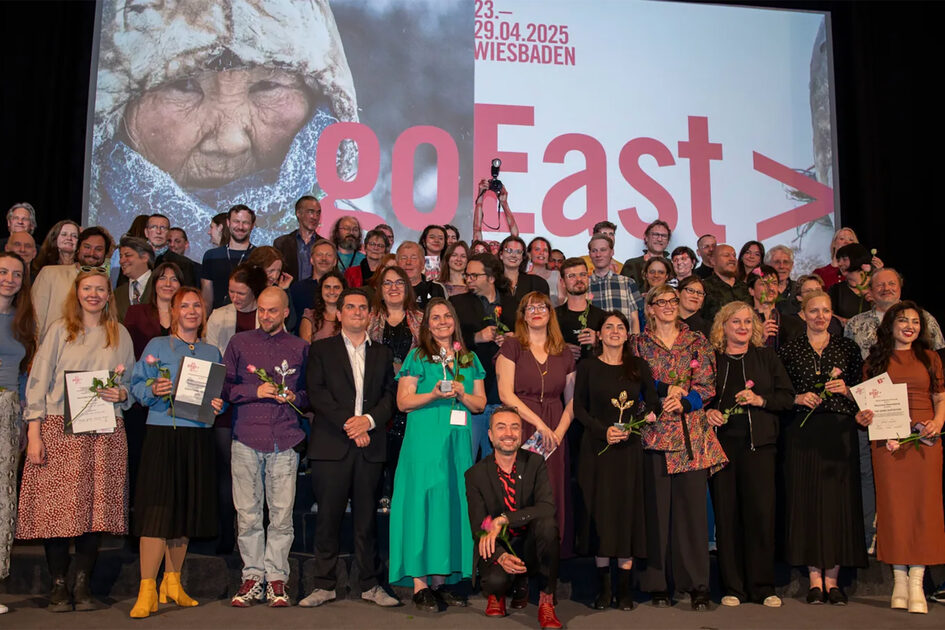 Im Rahmen der Preisverleihung stehen alle an goEast Beteiligten auf der Bühne für ein gemeinsames Bild