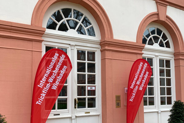 Deux drapeaux avec l'inscription "Internationales Trickfilm-Wochenende Wiesbaden" devant le château de Biebrich