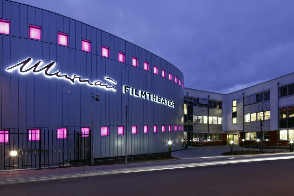 Murnau Filmtheater von außen bei Nacht