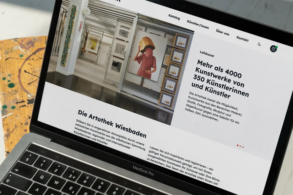 Blick auf einen Laptop mit der Online-Datenbank der Artothek.