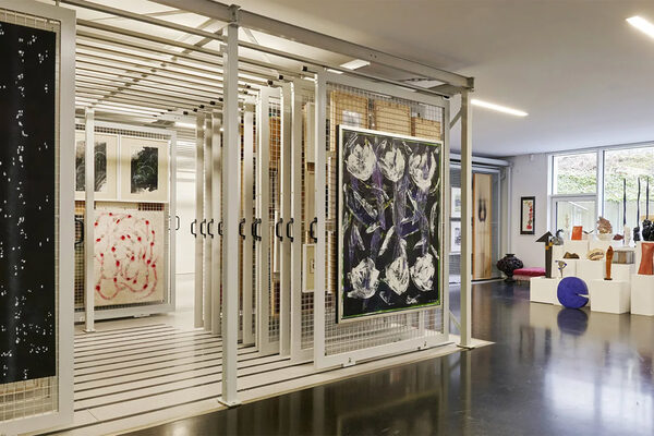 Kunsthaus'un bodrum katındaki Artothek - bir rafta çok sayıda resim