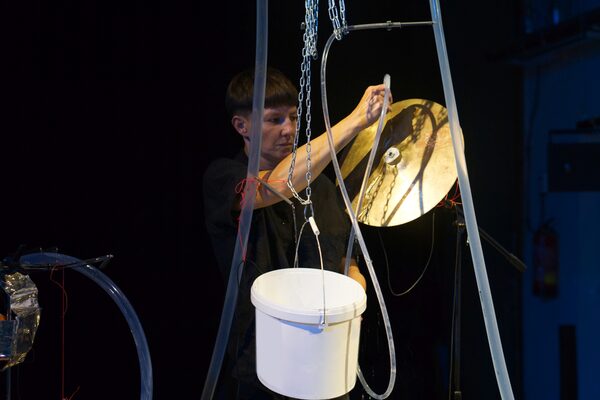 Frau beim Aufstellen einer Installation