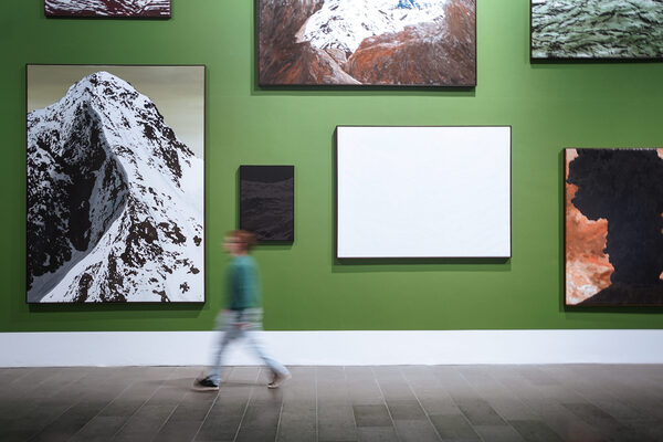Blick in die Ausstellung mit Gemälden von Bergen