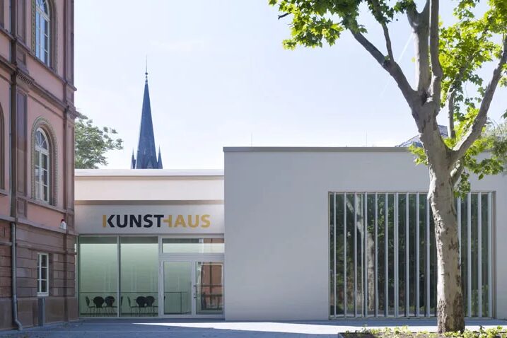 Modernes und historisches Gebäude