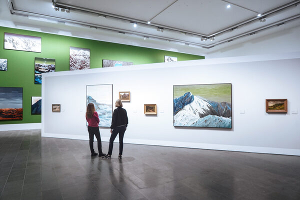 Blick in Ausstellung mit Gemälden