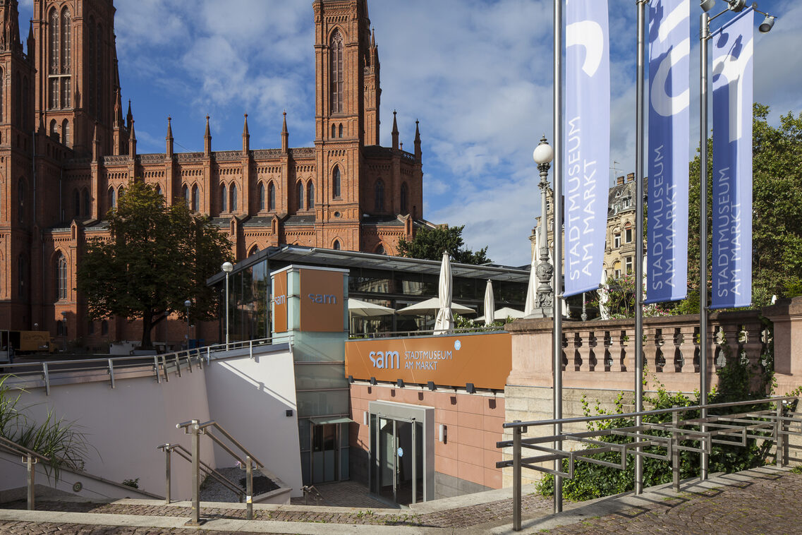 Ein Treppenabgang der zum Eingang des Stadtmuseums führt.