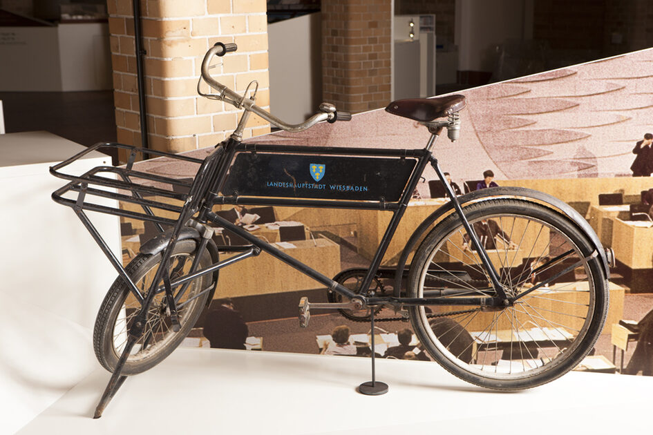 Schwarzes Lastenfahrrad mit Schild Landeshauptstadt Wiesbaden