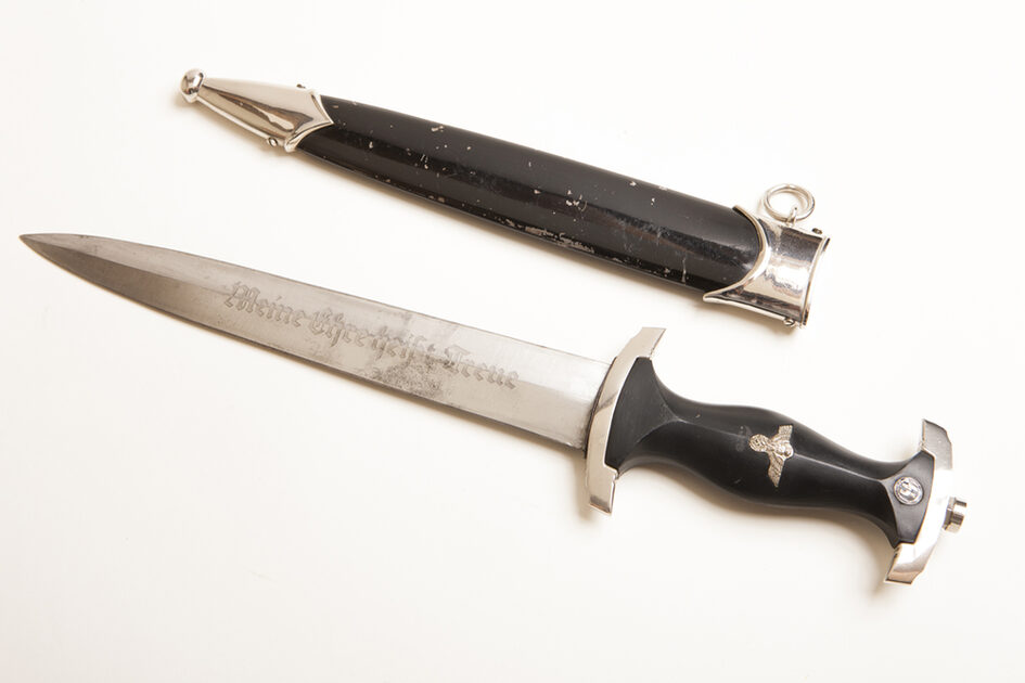 Dolch mit Schriftzug Meine Ehre heißt Treue auf der Messerscheide