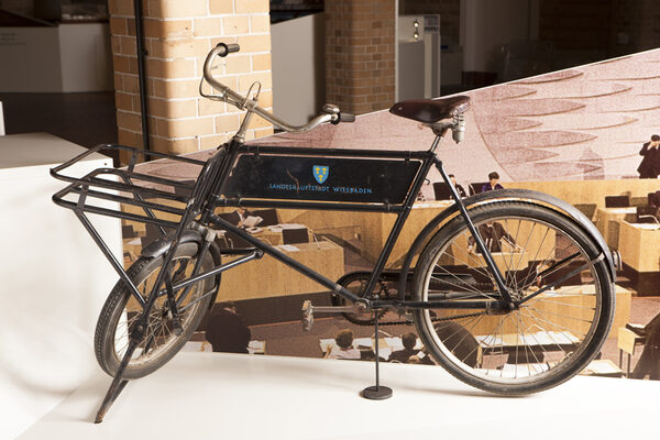 Schwarzes Lastenfahrrad mit Schild Landeshauptstadt Wiesbaden