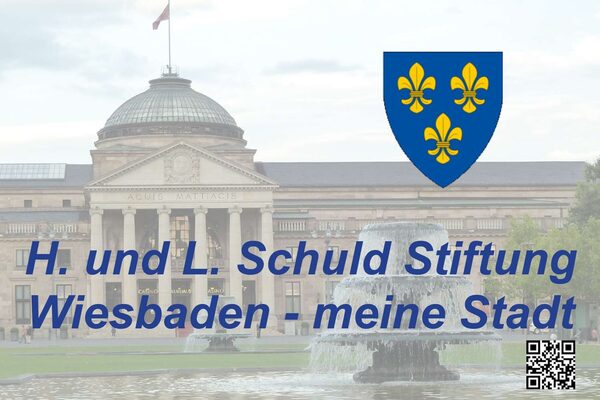 Das Logo der Schuld-Stiftung vor der Ansicht des Wiesbadener Kurhauses