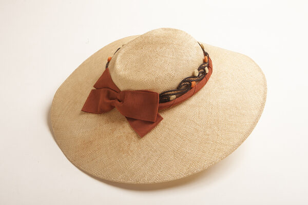 Beiger Hut mit orangefarbener Schleife