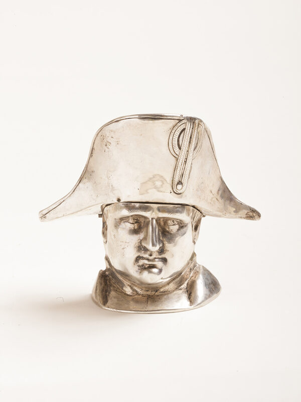 Silberne Dose in Form von Kopf mit Hut als Darstellung Napoleons