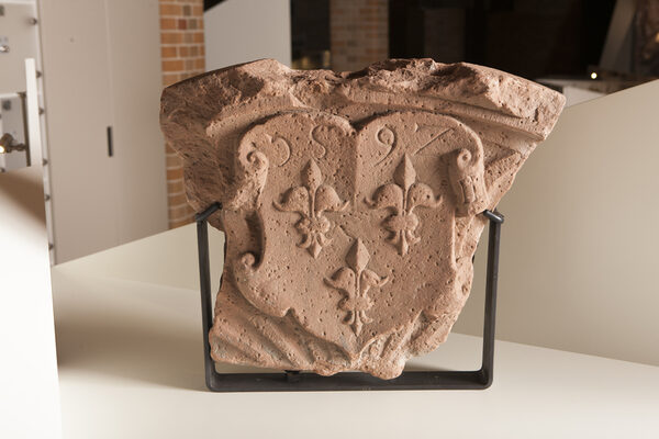 Wappenstein aus Sandstein mit drei Lilien