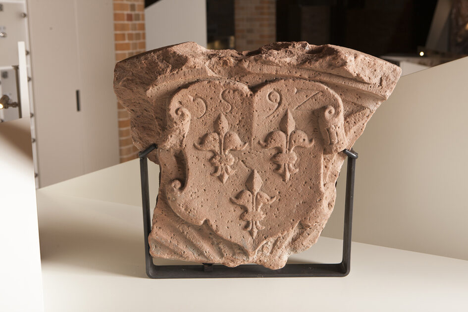 Wappenstein aus Sandstein mit drei Lilien