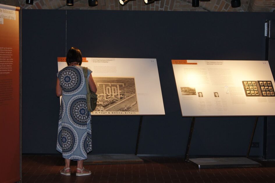 Sergideki bir kadın