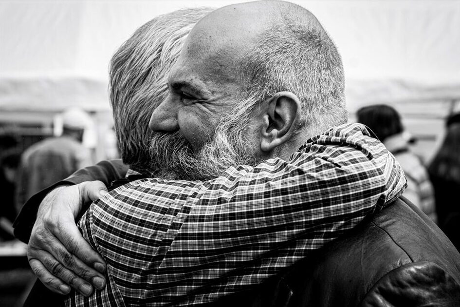 Zwei sich umarmende Männer