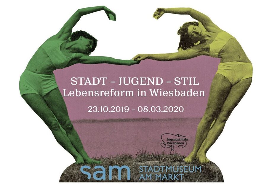 Zwei Frauen halten sich bei einer sportlichen Dehnübung an der Hand