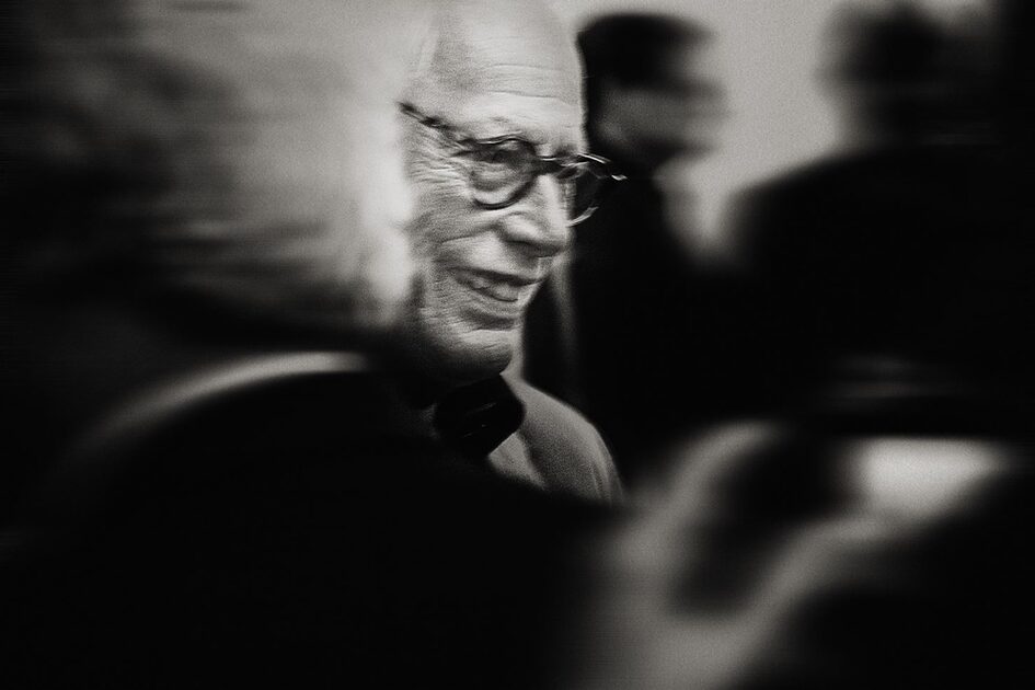 Dieter Rams umgeben von Menschen