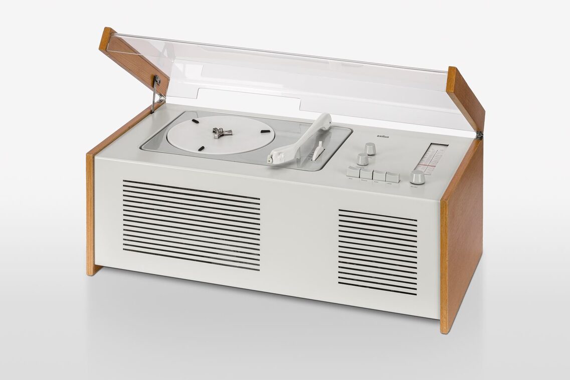 Dieter Rams umgeben von Menschen