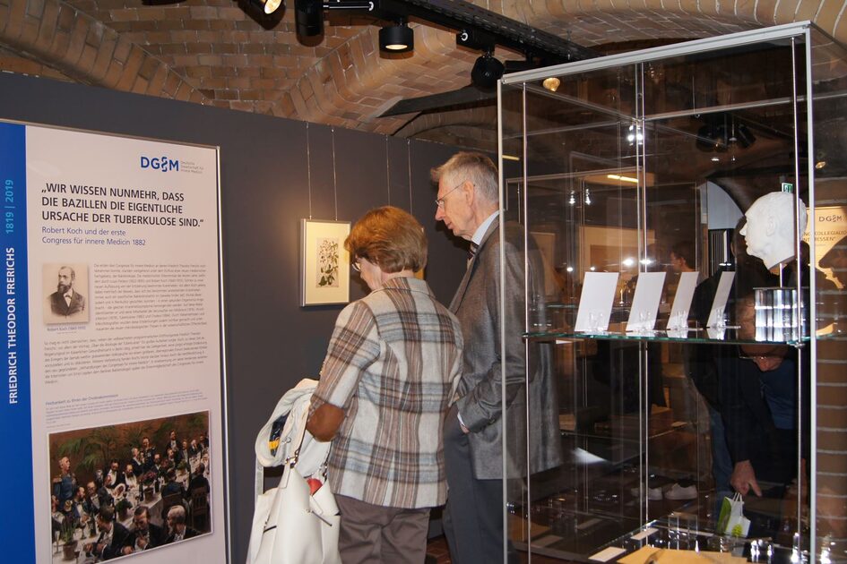 Zwei Menschen in der Ausstellung