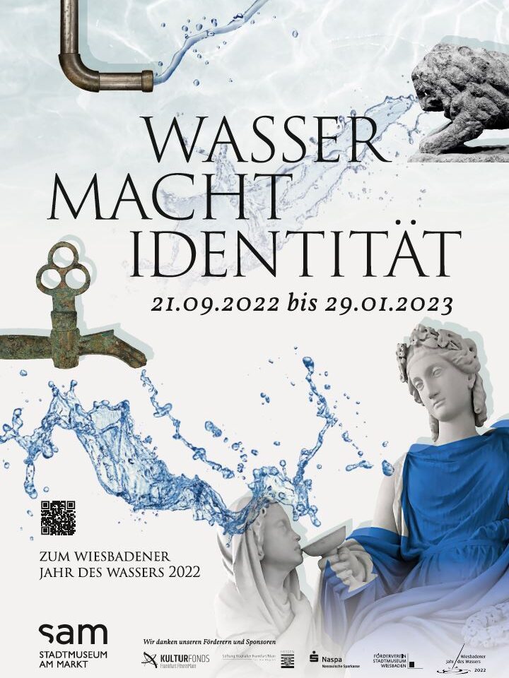 Plakat zur Ausstellung Wasser strömt aus Hähnen und Löwen Figurengruppe Frau reicht Kind Getränk