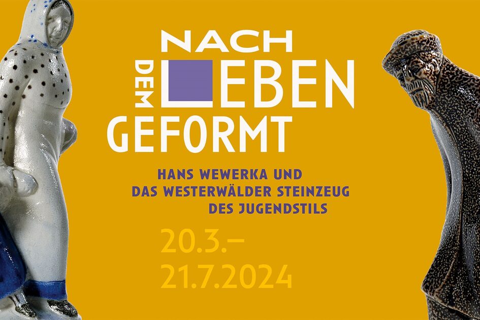 Keramikfigur Frau mit Kind an der Hand und ein Demonstrant rahmen den Ausstellungstitel