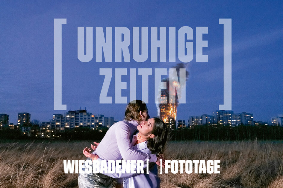 Прегръщаща се двойка пред горящ жилищен блок