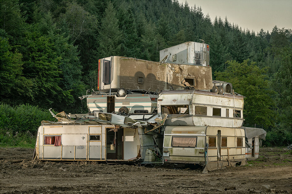 Автокъщи, подредени една върху друга