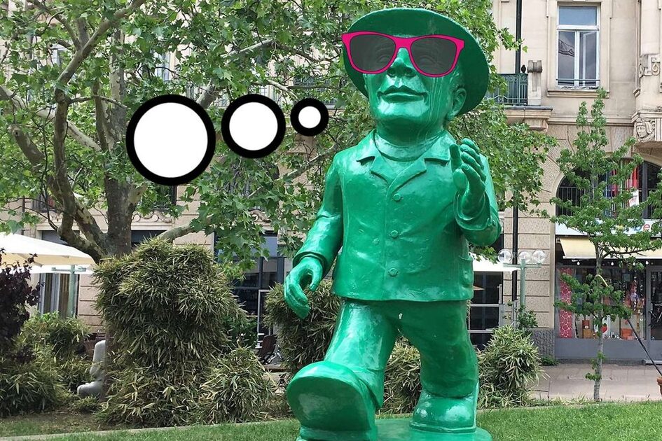 EIn grünes Einheitsmännchen mit einer rosa Sonnenbrille