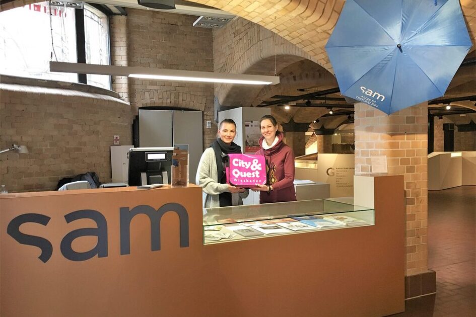 Zwei Frauen präsentieren eine rosa Tasche