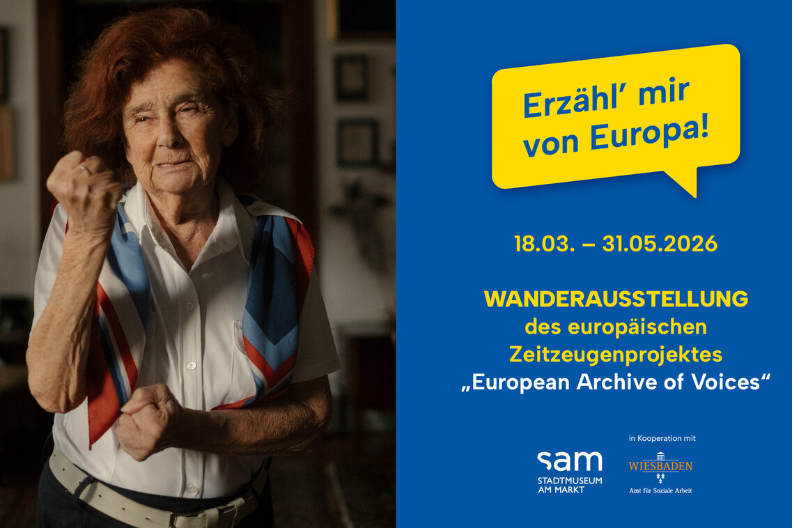 Eine Frau mit kämpferischer Geste neben dem Ausstellungstitel